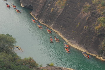 我和我同学用的都是是笔记本 他家的显卡HD5650 我的GT550M 为啥鲁大师跑分我的帧率60左右 他的跑100左右？